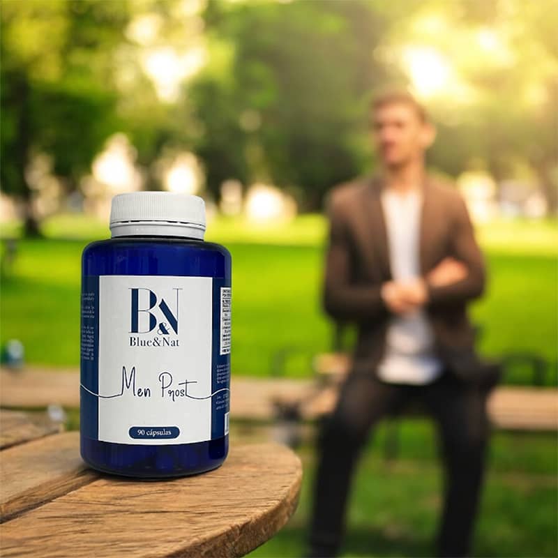 Men prost 90 capsulas y hombre sonriente reflejando bienestar integral, con mejoras en la calidad del semen y desempeño en el sexo, respaldando un flujo de orina saludable.