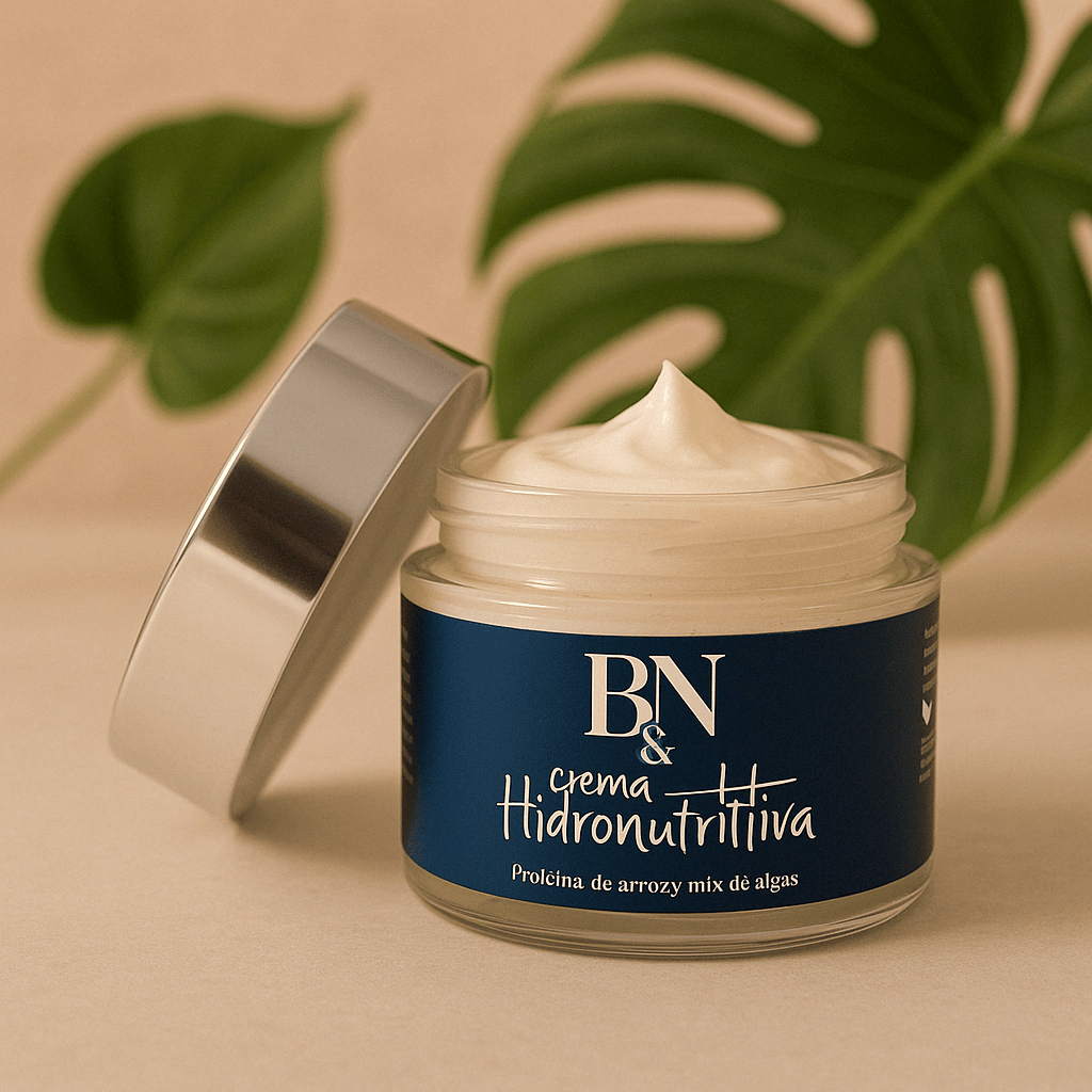 Un bote de crema facial hidratante abierto